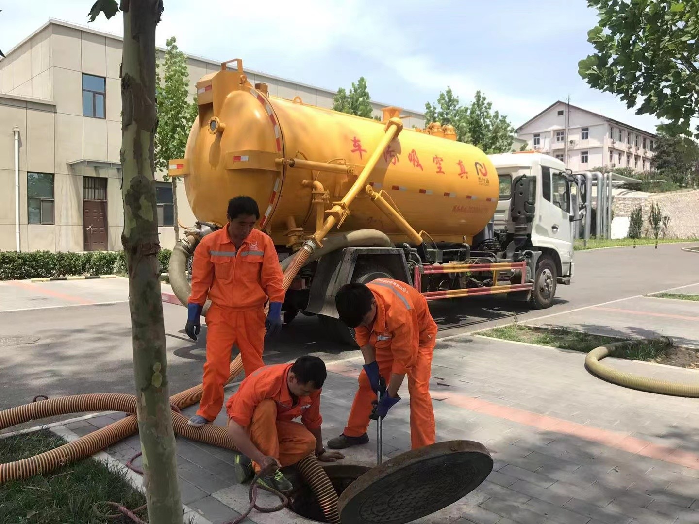 眉县管道疏通车停在窨井附近