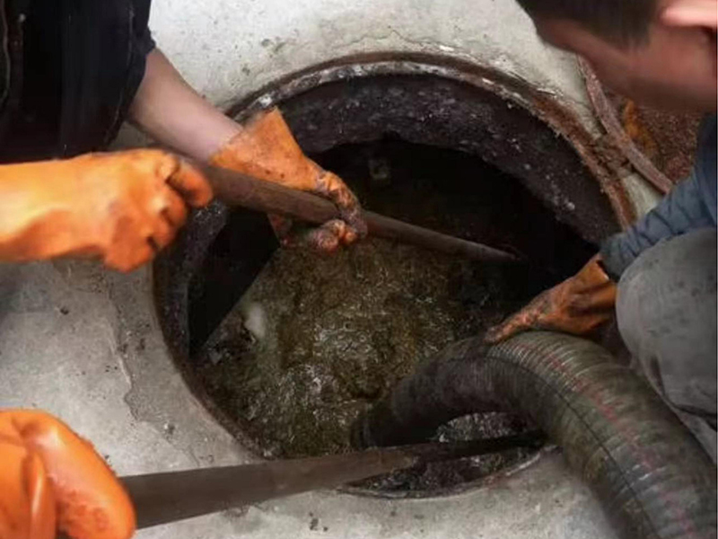 眉县清理化粪池时如何避免沼气的危害？